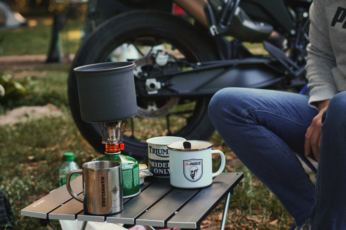 She Rides - Emaille-Tasse